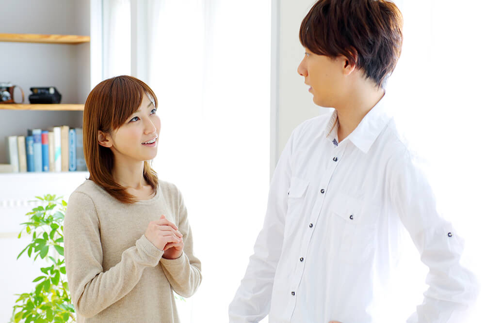 夫にお願いをする妻