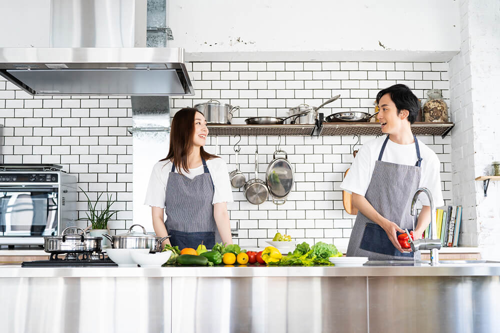 夫婦で料理をする様子