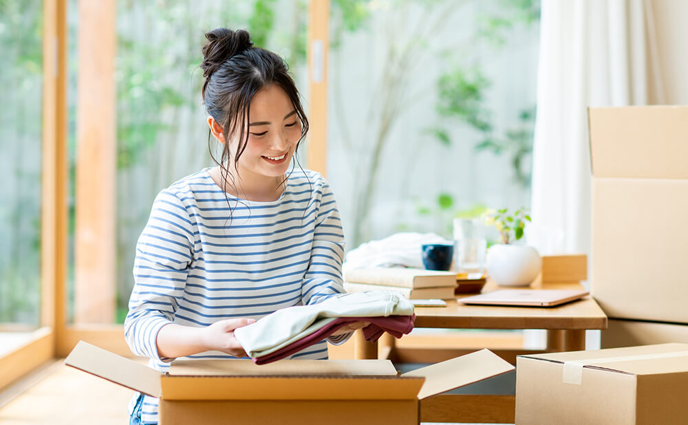 整理整頓する女性