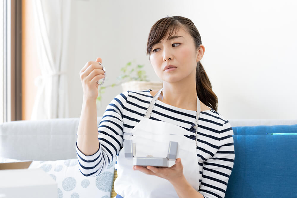 捨てることを悩む女性