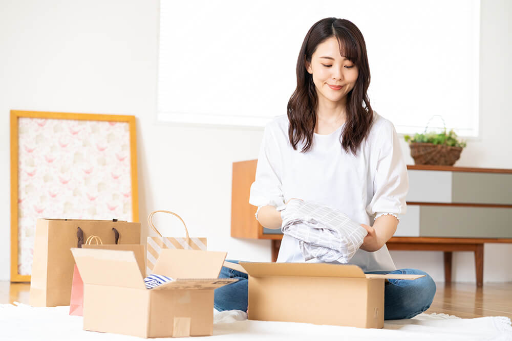 片付けをする女性