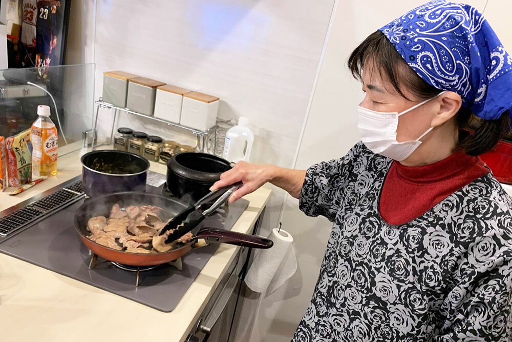 料理をする黒田ママ