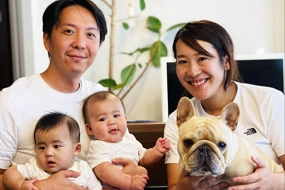 池田さんご夫婦と子どもたちとプースケくん