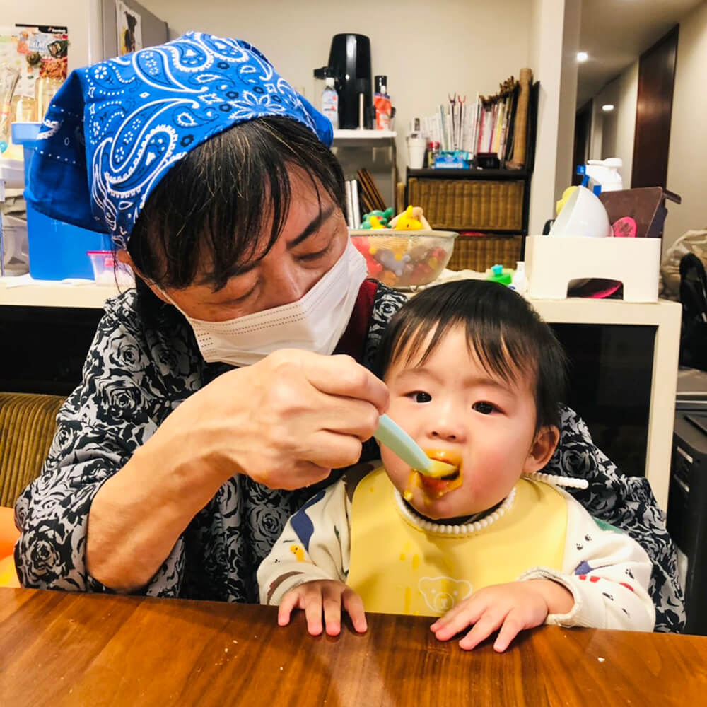 離乳食を食べさせる黒田ママ