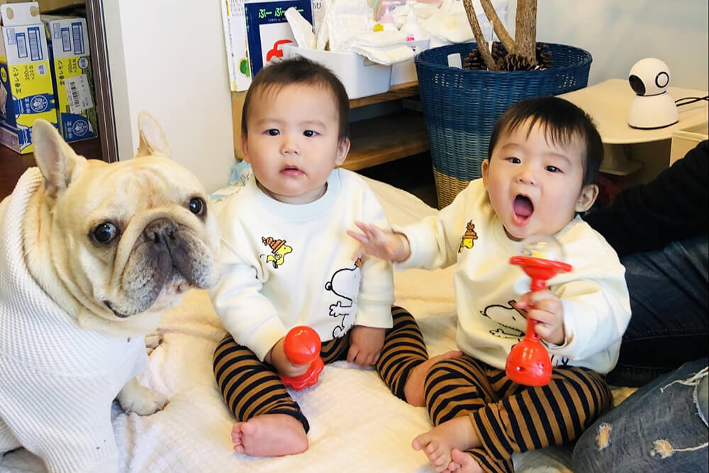 双子の子どもたちとプースケくん