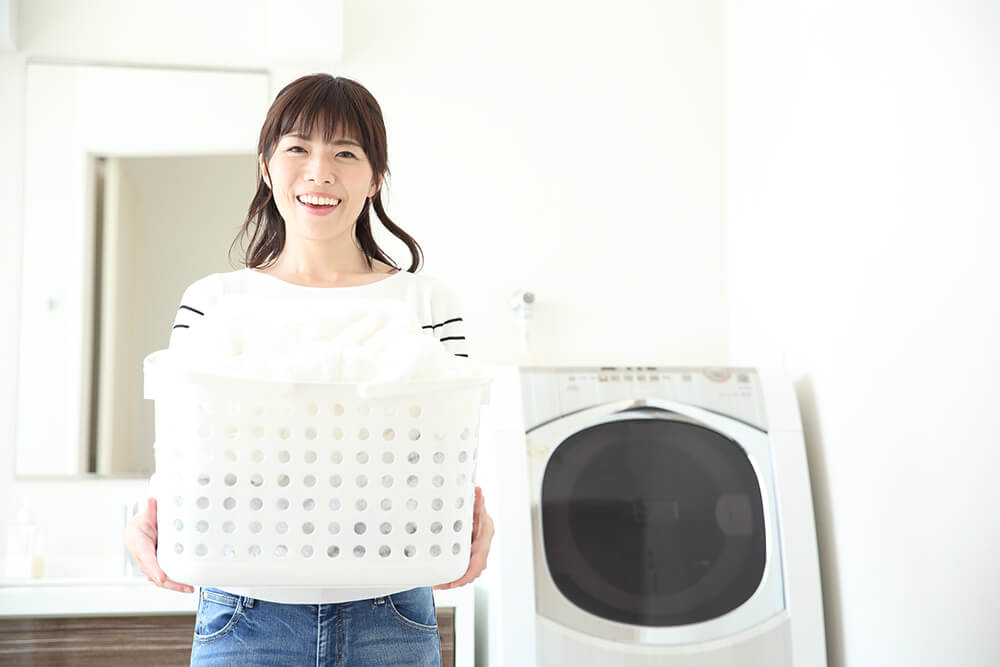 洗濯かごをもつ女性