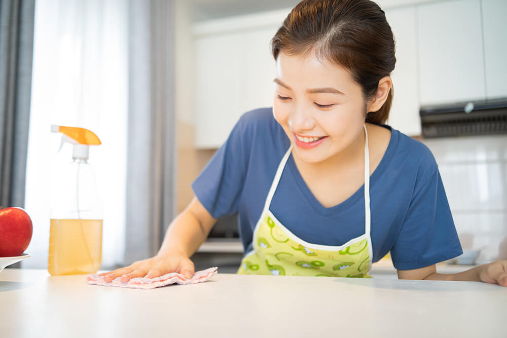 机の上をふく女性
