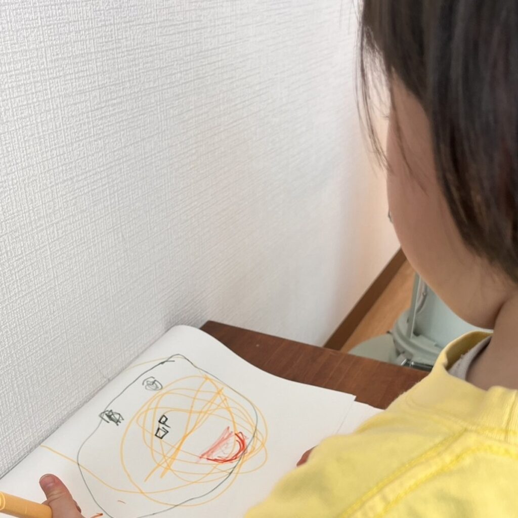 お絵かきするお子さん